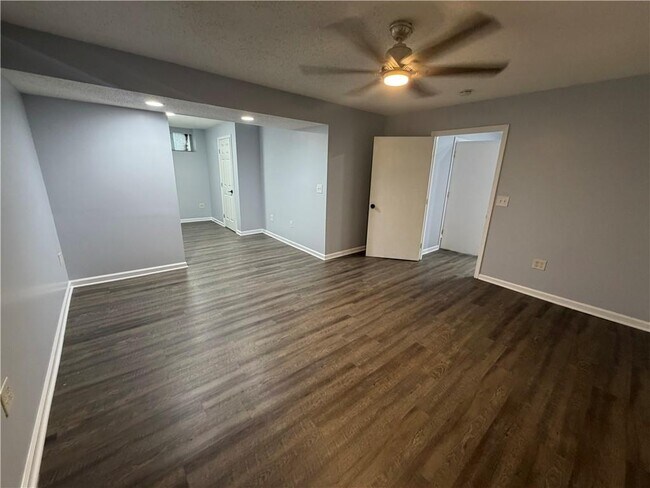 Building Photo - 3336 Camelot Dr NE