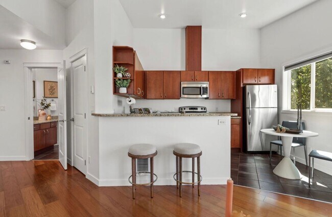 Building Photo - Top Floor 2-Bed Condo with Garage Parking