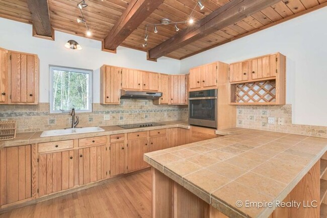 Building Photo - 4 Bed 3 Bath Home off of Gold Hill Rd- PET...