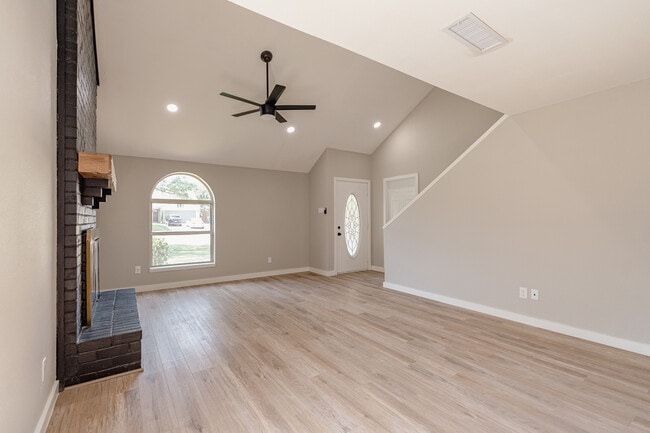 Building Photo - 2027 Lucerne Cir