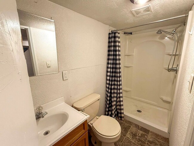 Building Photo - 4 Bedroom 1 Bath - Short term lease available contact for more information