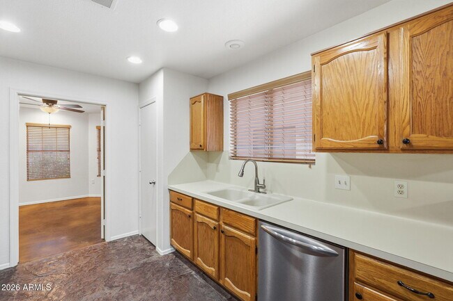 Building Photo - 457 S Meadows Dr