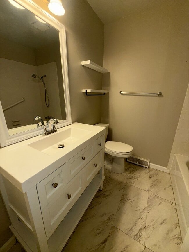 Building Photo - Spacious 3 Bedroom Home with Finished Base...