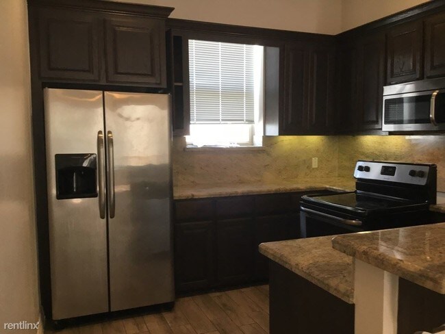 Building Photo - 107 E Acapulco St