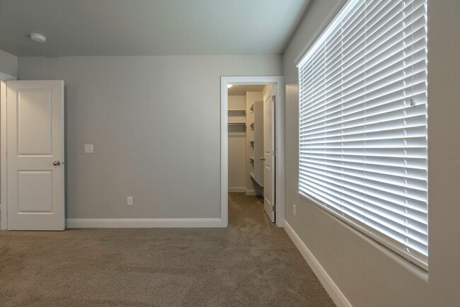 Building Photo - 3 Bedroom Townhome in Hidden Valley with C...
