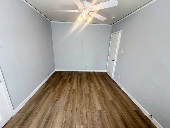 Building Photo - 2 bed 1 bath SFH near USC with gated parking