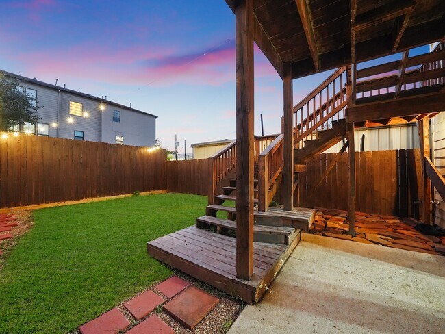 Building Photo - 907 Hartman St