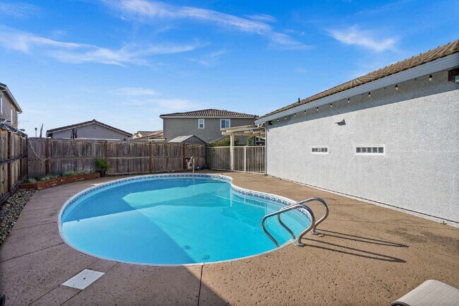 Building Photo - Charming 3-Bedroom Home with Pool