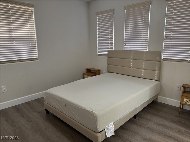 Building Photo - 5733 Rose Tiara Dr