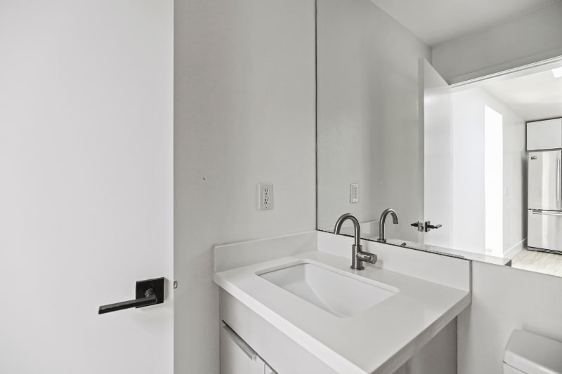 Building Photo - 850 N Van Ness Ave