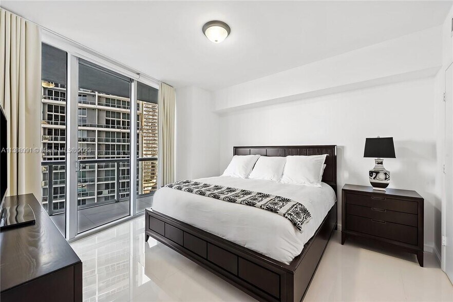 Building Photo - 475 Brickell Ave