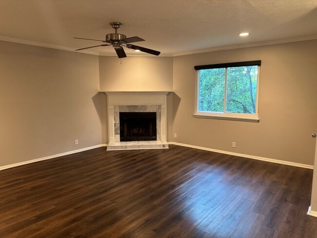 Building Photo - Charming 3 bed 2 bath Townhouse near Nippe...