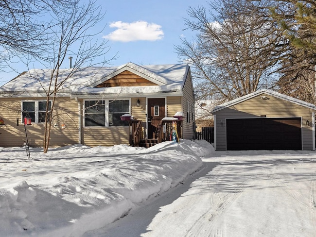 Building Photo - Updated 3 Bed | 1 Bath W/ Private Fenced Y...