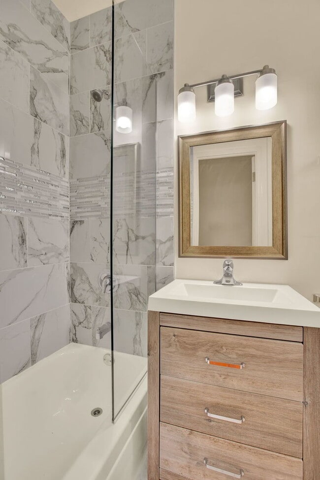 Building Photo - 1100 N La Salle Dr