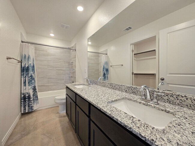 Building Photo - HUGE RENT REDUCTION & AMAZING MOVE IN SPECIAL!