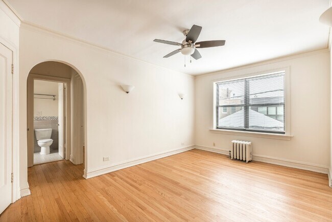 Building Photo - 1824 N Lincoln Park W