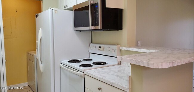 Building Photo - 10200 Belle Rive Blvd