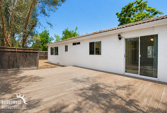 Building Photo - Charming 3Bdm 2Ba Home with Modern Updates and Private Outdoor Space in Gated Commnity!