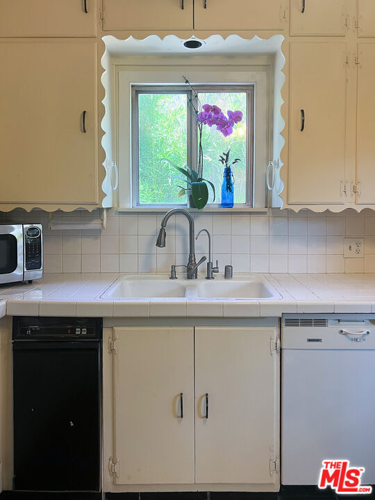 Building Photo - 14135 Hatteras St