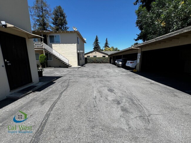Building Photo - $1895 - Cozy 1/1 located near the Rose Garden