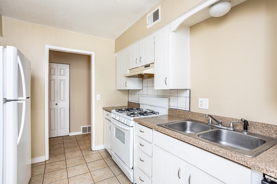 3BR, 2BA - 1300 SF - L & A Conquistador Apartments