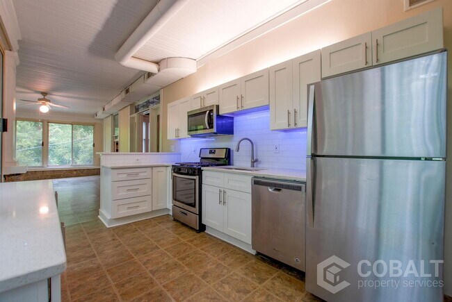 Building Photo - 867 Rosedale Rd NE