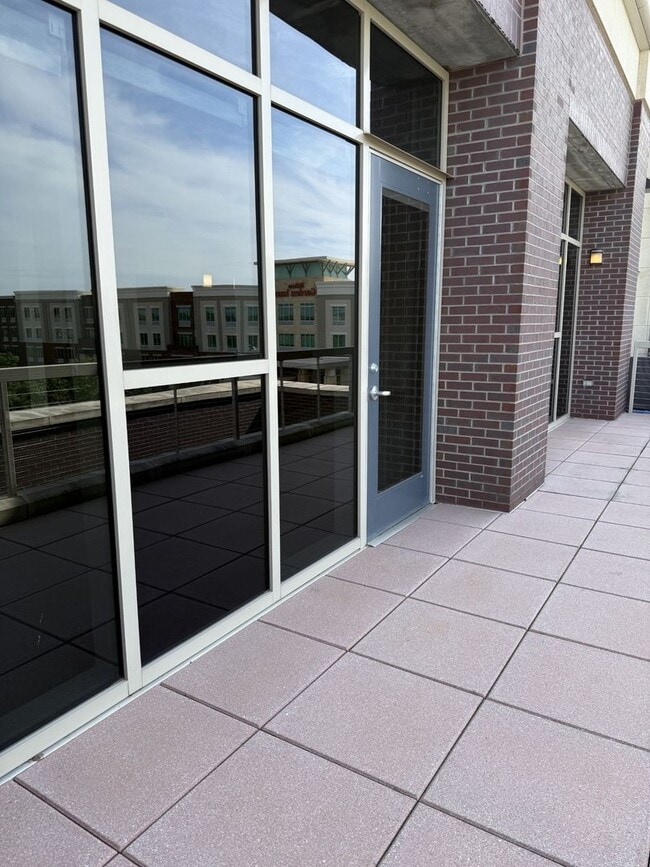 Building Photo - Luxury Apartment