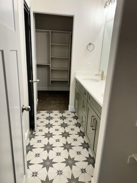 master bathroom, closet, entry POV - 1625 W Talus Ridge Dr