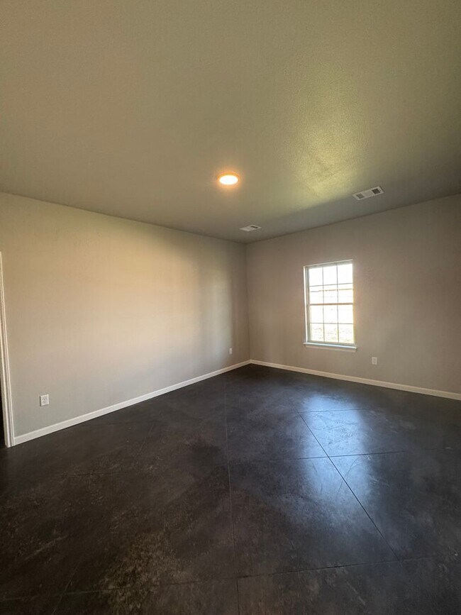 Building Photo - Newer Construction 3/2/2 Located in Beacon Point CISD