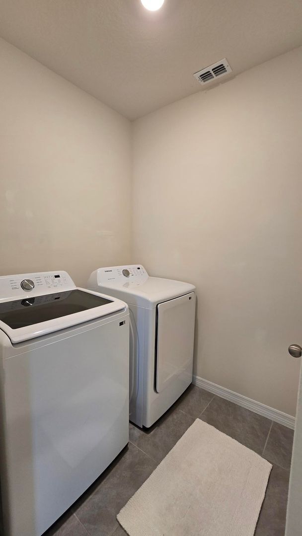 Building Photo - Beautiful 4 Bedroom, 2 bath home is Availa...