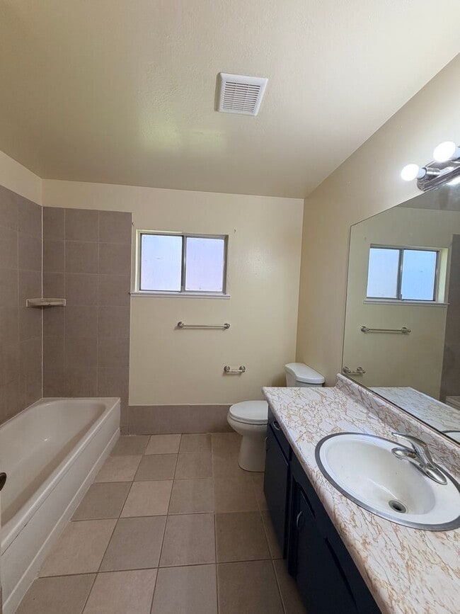 Building Photo - Just listed! Well maintained home in great location!