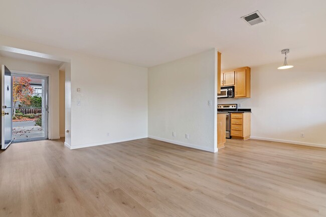 Building Photo - Bottom Floor 1 Bedroom Condo in the Benici...