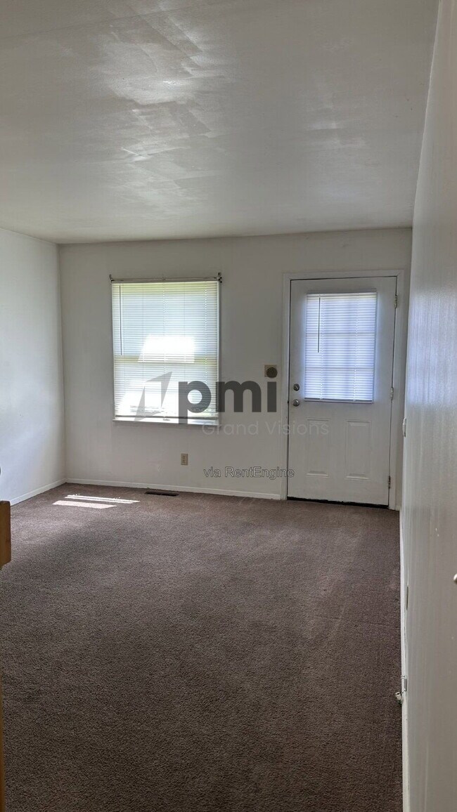 Building Photo - 1616 University Dr
