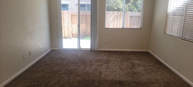Building Photo - Adorable 3 bedroom 2.5 bath Home