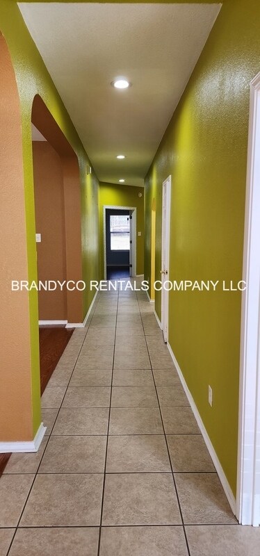 Building Photo - 4509 Twin Oaks Cir
