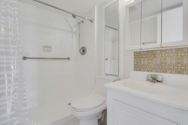 Building Photo - 410 Wilma Cir