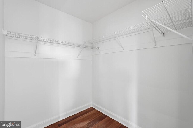 Building Photo - 906 S Washington St