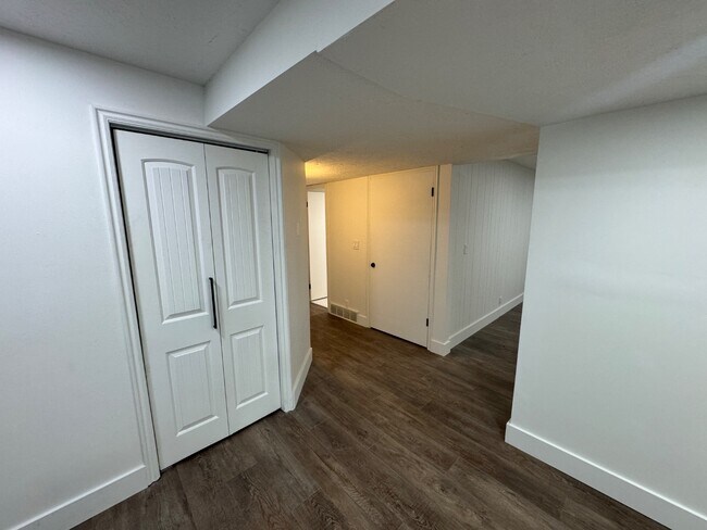 Building Photo - 910 620 E