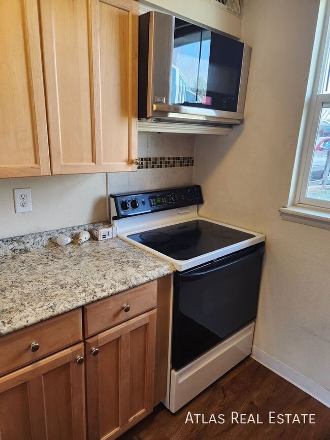 Building Photo - ONE MONTH FREE RENT IF MOVED IN BY 2/20! C...