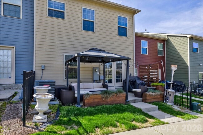 Building Photo - 1731 Evergreen Dr