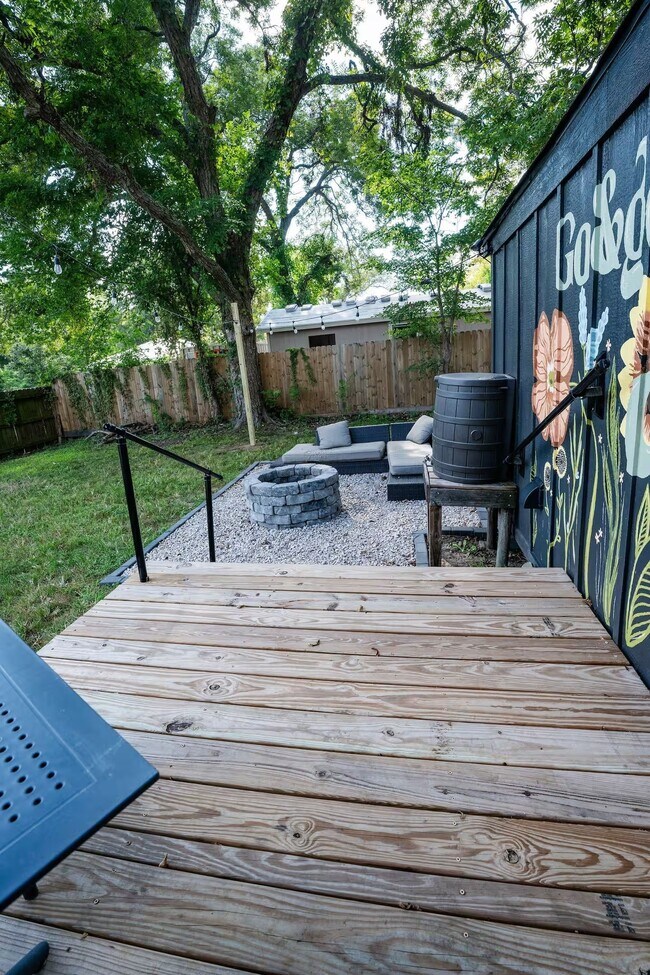 Building Photo - 502 Dark St