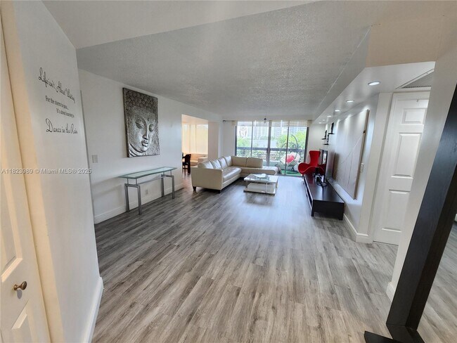 Building Photo - 3500 Mystic Pointe Dr