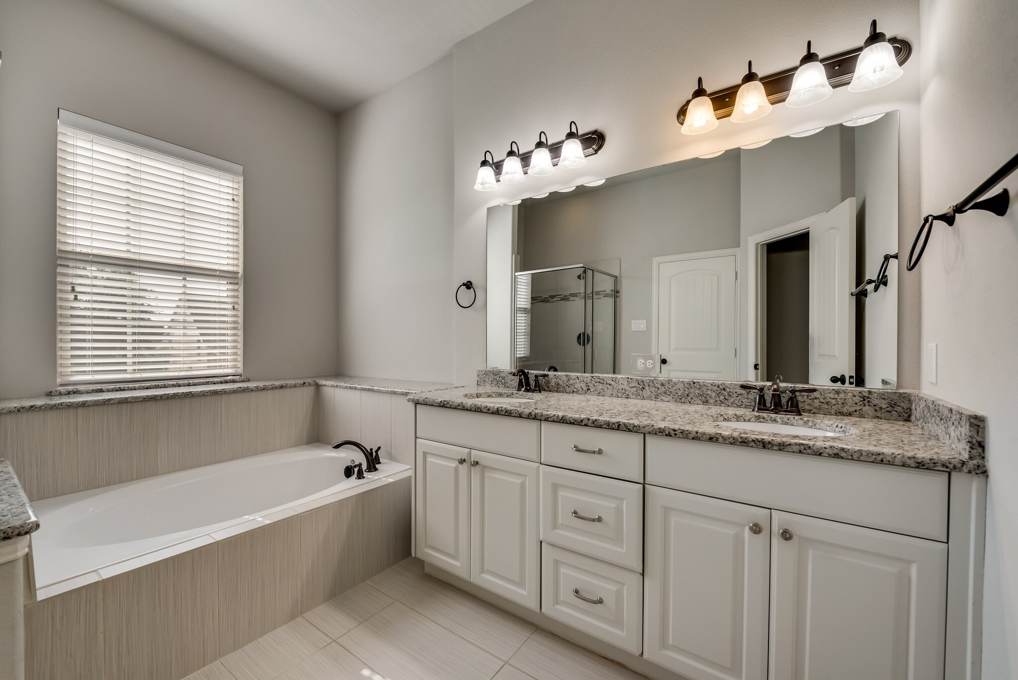 Building Photo - 923 Whitehall Dr