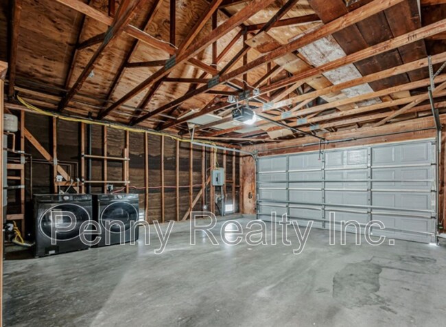 Building Photo - 6046 Reo Pl