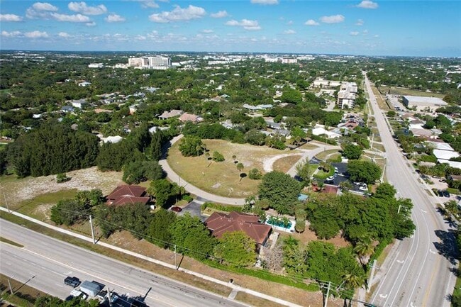 Building Photo - 444 Pine Cir