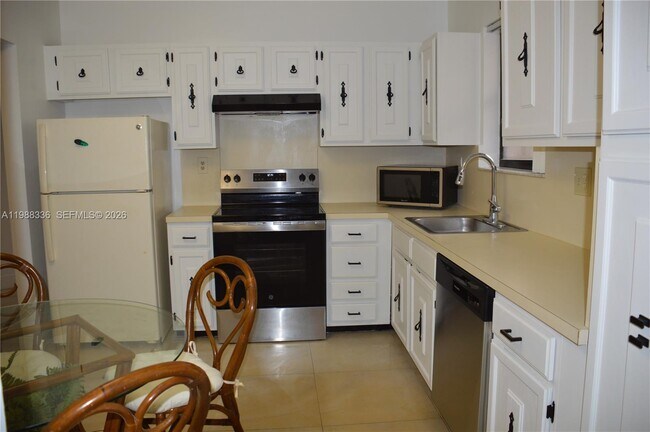 Building Photo - 461 Ives Dairy Rd