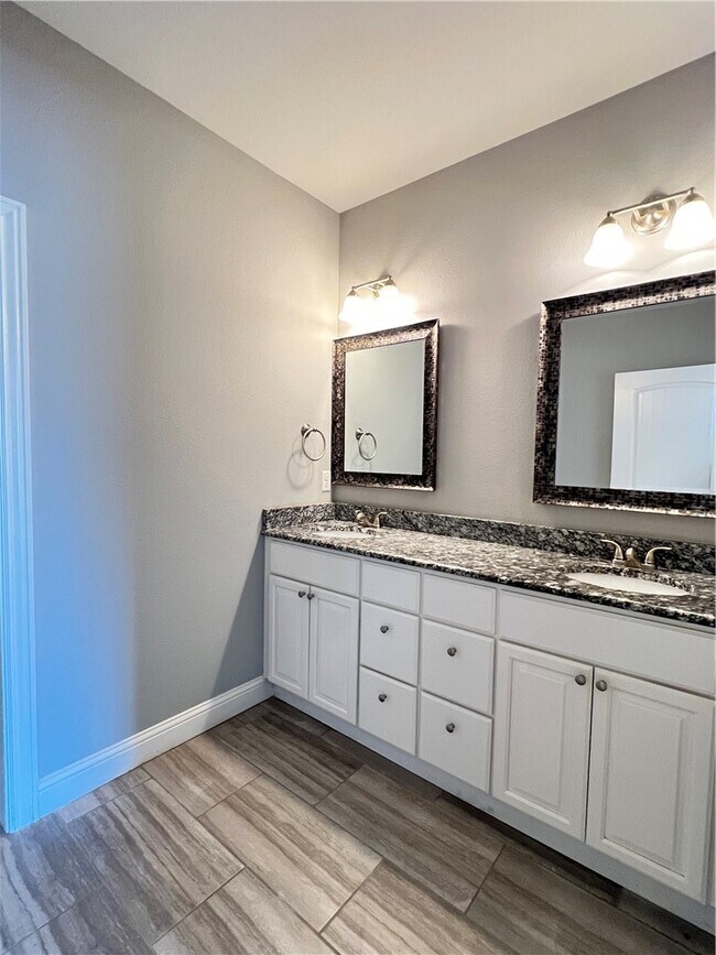 Building Photo - 2007 S Dixieland Rd