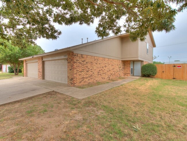 Building Photo - Just remodeled Duplex Home