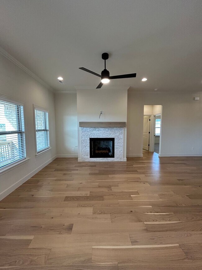 Building Photo - Beautiful Modern Home in Pea Ridge!