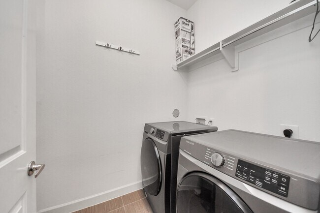 Building Photo - 1403 Delano St